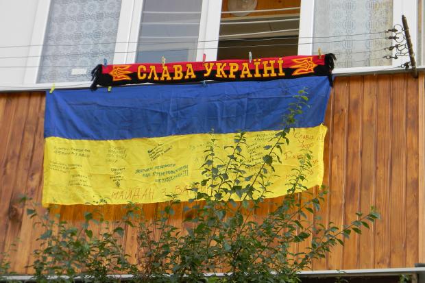 Прапор, який пройшов війну, сьогодні висить на балконі у мирному Калуші | Фото: Володимир Кіндюх