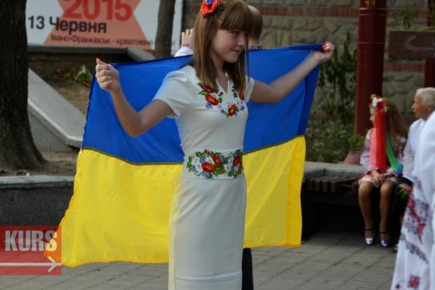 Учасники ходи несли величезний синьо-жовтий прапор