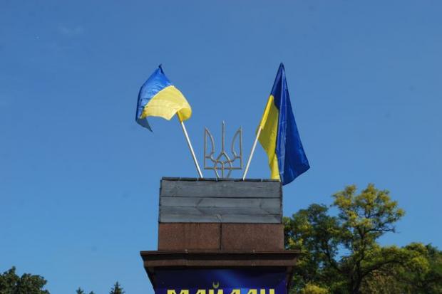 Активісти встановили Тризую замість Леніна | Фото: sobitie.com.ua