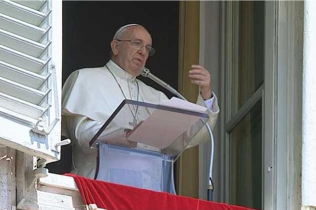 Папа Франциск у неділю з тисячами паломників молився за мир в Україні