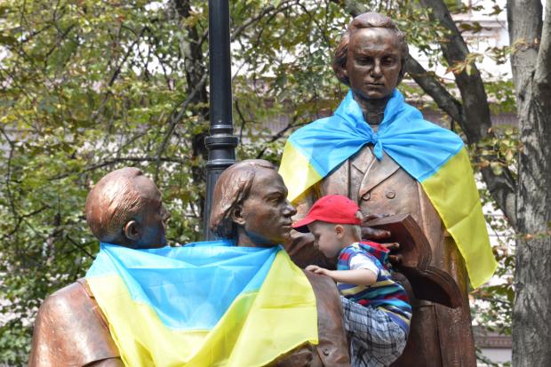 Пам'ятник Руській Трійці в самісінькому центрі міста одягнули в українські прапори | Фото: firtka.if.ua