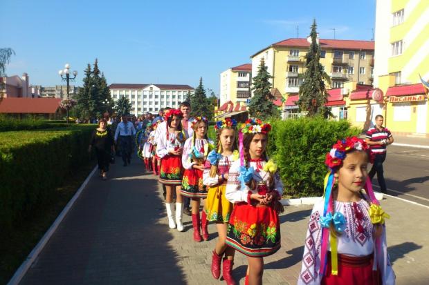 На завершення учасники урочистостей за участі бійців АТО поклали вінки пам&rsquo;яті та лампадки до стели пам&rsquo;яті 