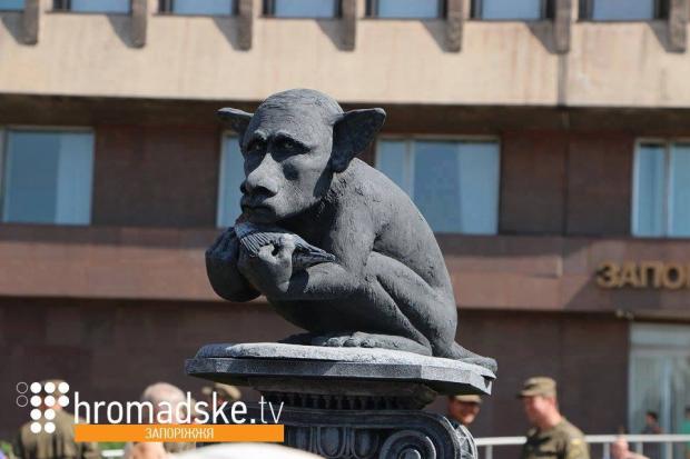 Путіна зобразили в ролі ельфа-домовика зі снігурем. | Фото: hromadske.tv/Facebook