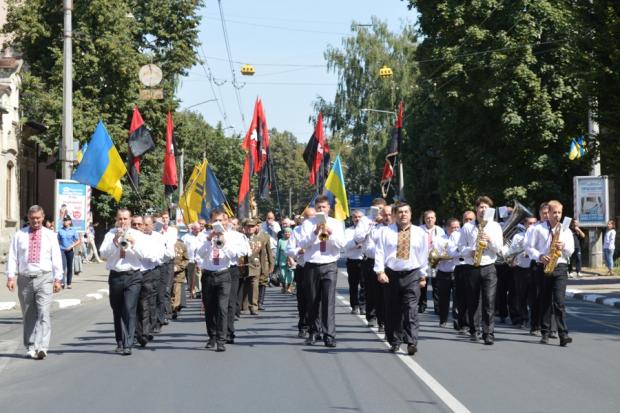 Урочиста хода в Івано-Франківську відбулася під супровід духового оркестру | Фото: blitz.if.ua