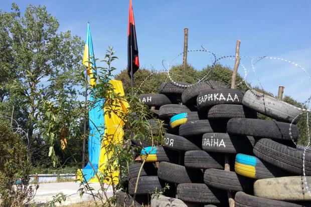 Алея "Небесної сотні" у селі Верхня містить атрибути Майдану | Фото: Ігор Ткач