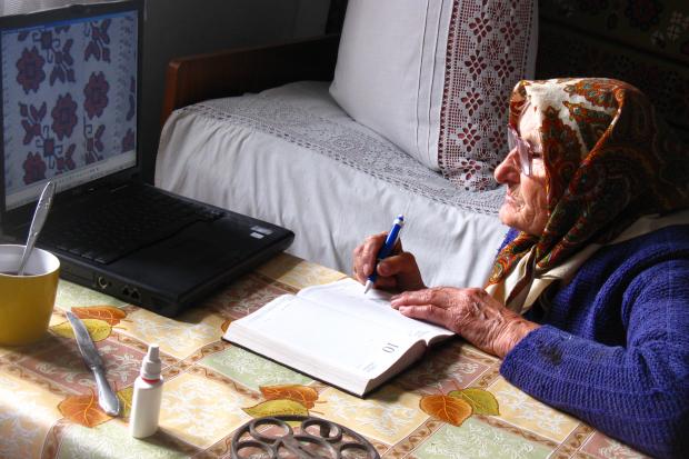 Фото бабці Гані, яка перемальовує візерунок для вишивання з ноутбука, підкорило Інтернет