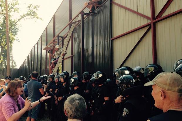 Люди частково розібрали величезний п'ятиметровий паркан навколо ділянки комуніста Калетника | Фото: uapress.info