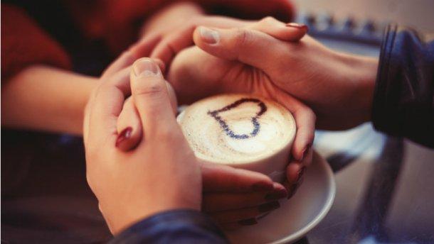 Їжа, які чоловік і жінка замовляють під час вечері в ресторані на першому побаченні, можуть вплинути на майбутні стосунк