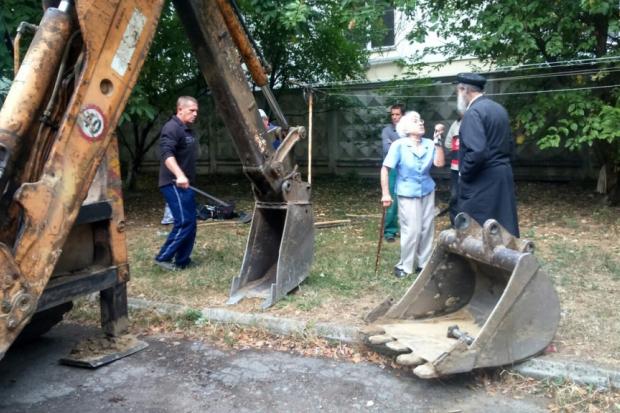 Люди побоюються, що у дворі зведуть капличку, або й можливо синагогу, тому не дозволили провести розкопки | Фото: stanis
