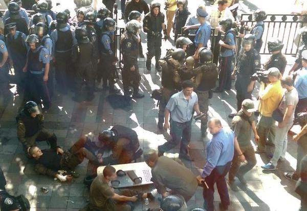 Протестувальники  використали вибухові пакети і бойову гранату, внаслідок чого було  поранено кілька десятків міліціонер