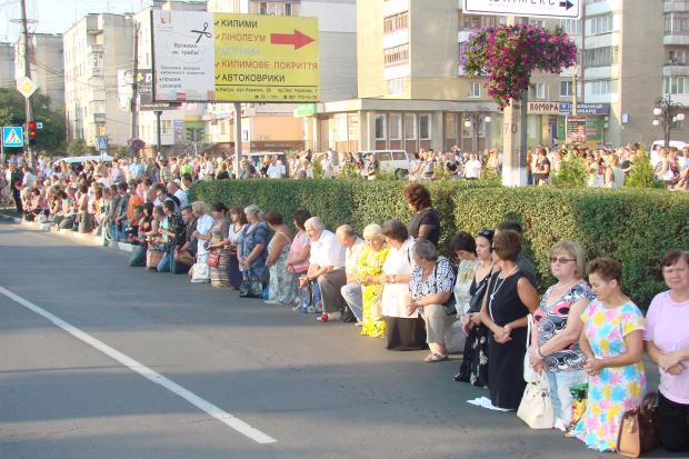 Калушани зустрічали Героя на колінах | Фото: прес-служба Калуської РДА