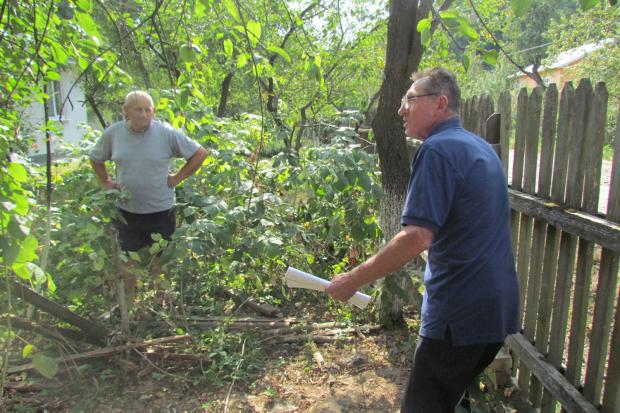 Сусіди Іван Перегінець і Федір Боднар сперечаються через межі  | Фото: Оксана Пілянська 