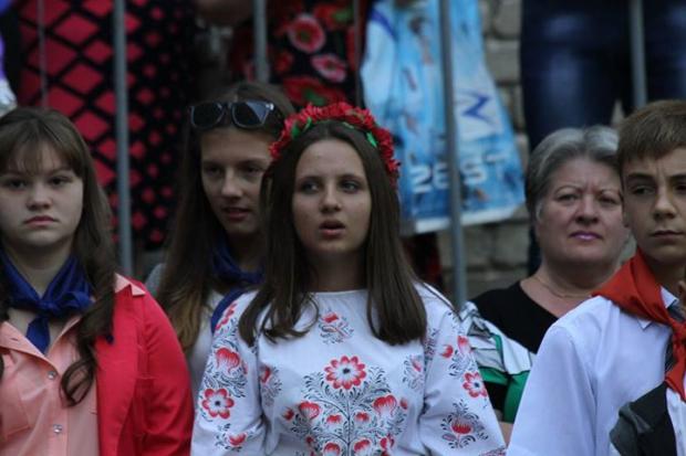 Одна-єдина учениця школи номер три містечка Рубіжне на Луганщині, яка співала гімн під час свята першого дзвінка | Фото: