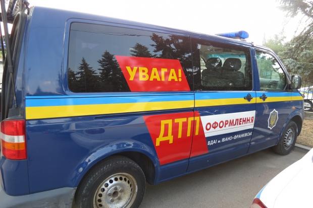 Автомобіль обладнаний відповідними дорожніми знаками, конусами та іншими приладами для визначення зони ДТП | Фото: ivfda