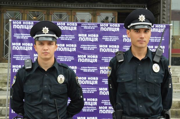 В Івано-Франківську презентували нову поліцію поліцейські з інших міст | Фото: Нова поліція Івано-Франківська/Facebook