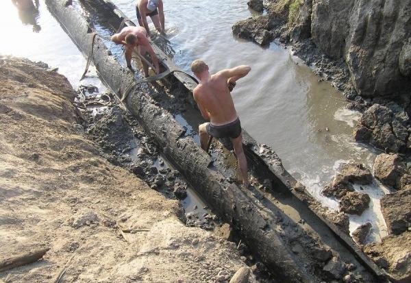 Довжина човна &mdash; майже 12 метрів. Дерево добре збереглося. А його вік буде встановлено пізніше | Фото: Володимир Чо