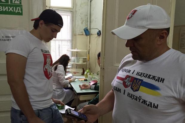 Футболки білорусів прикрашали історичний прапор Білорусі та український державний стяг | Фото: day.kiev.ua