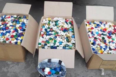 Один корок важить близько 3 грамів, а за 1 кг пластикових корків підприємство згодилося платити по 10 грн | Фото: 0342.u