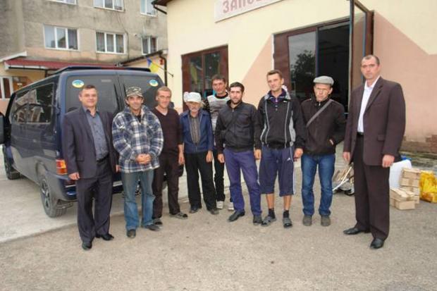  Деякі будівельники побували на Донбасі уже не вперше | Фото: прес-служба Галицької РДА