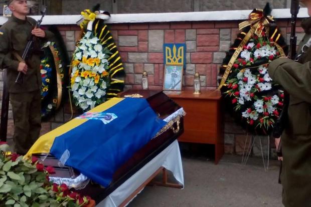 Після панахиди за воїном, на Байковому кладовищі відбулась кремація та поховання | Фото: Вероніка Дичковська