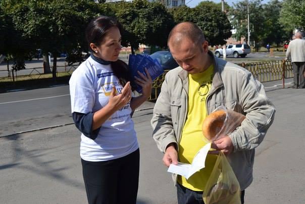 У Калуші людям розповідали про онлайн-сервіси Міністерства юстиції України | Фото: Ярослава Гасяк
