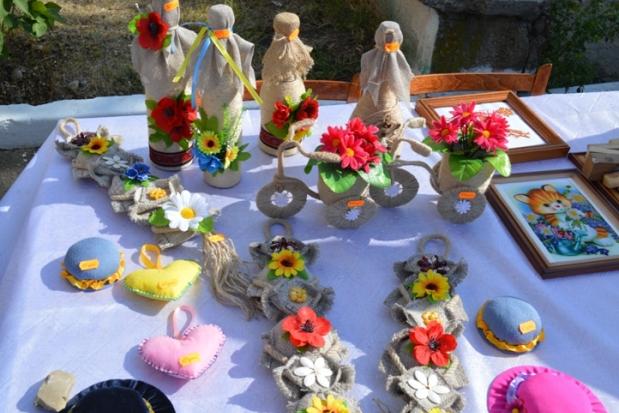 Вихованці та педагоги Будинку дитячої та юнацької творчості підготували для благодійного ярмарку понад 150 власноруч виг