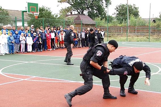 Спецпризначенці неодноразово несли службу в зоні АТО, де неабияк важлива фізпідготовка бійців | Фото: СЗГ УМВС України в