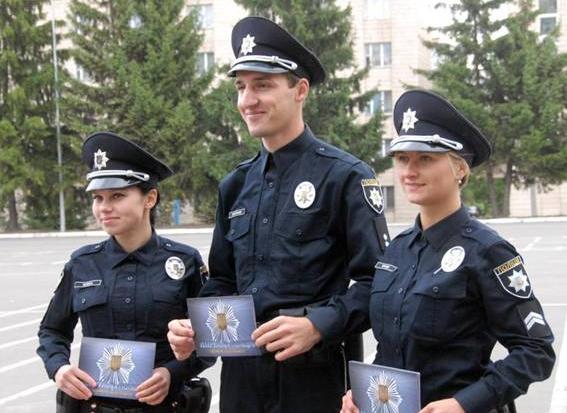 Ека Згуладзе особисто вручила погони командирам підрозділів патрульної служби | Фото: прес-служба МВС України