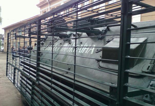 Працівники ПрАТ "Івано-Франківський локомотиворемонтний завод" відремонтували старий бронетранспортер БТР-60. 