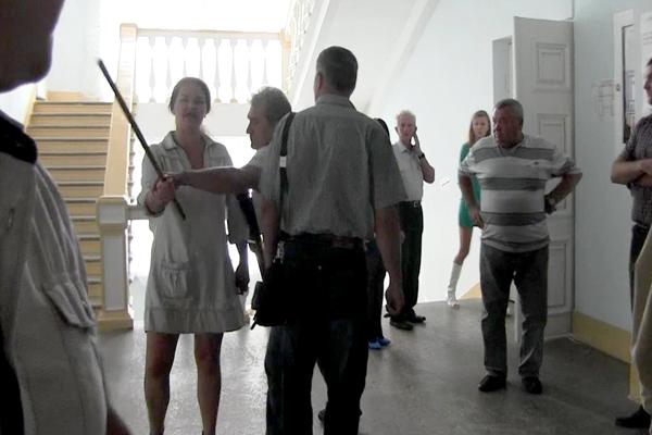 Депутати міської ради, які вибігли із зали засідань, вирвали у калушанки з рук кий і схопили її за руки, проте вона прод