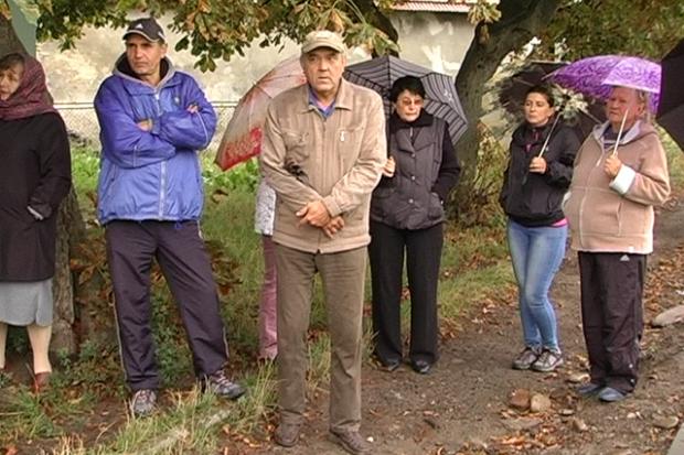 Люди кажуть, що проживуть рік-два без дороги, але хай проведуть каналізацію | Фото: ntktv.ua