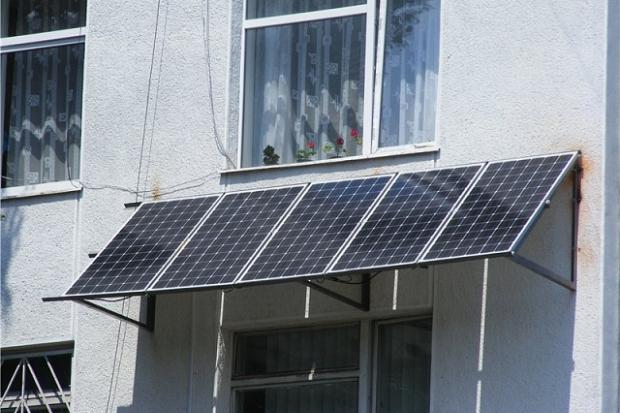 Панелі були розміщені на південному фасаді Тлумацької РДА | Фото: ecotown.com.ua