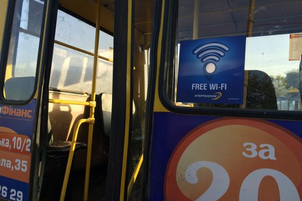 Безкоштовний Інтернет облаштували в маршрутці "60". | Фото: Mykhailo Smushak&lrm;/Facebook