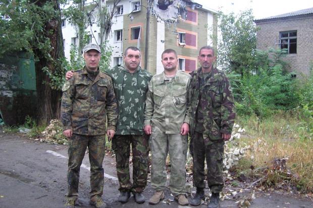 Волонтери кажуть, що, попри усі руйнування, мешканці Авдіївки й надалі живуть та працюють там. | Фото: Іван Войтановськи