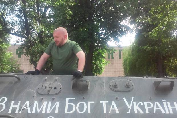 Нападники були у масках і з бітами | Фото: Патріотична Крамниця/Facebook