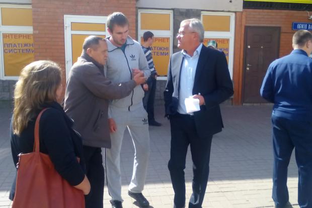 Працівниця інтернет-кафе зачинилася зсередини і не пускає правоохоронців | Фото: Євген Гапич