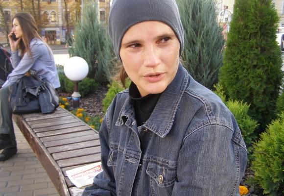 Дівчина родом з Доннечини, та повертатися додому їй уже немає куди. | Фото: vn.20minut.ua