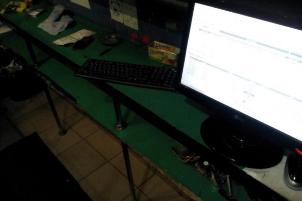 Під час проведення огляду приміщення міліціонери виявили та вилучили 9 комп'ютерів, які використовувалися з метою з