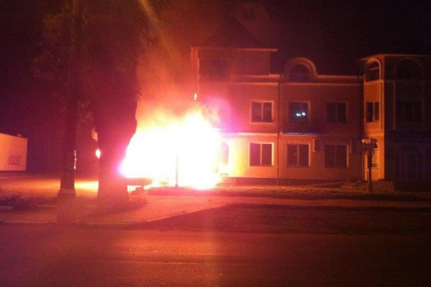 "Максвелл паб", імовірно, підпалили. Вогонь сягав кількох метрів у висоту