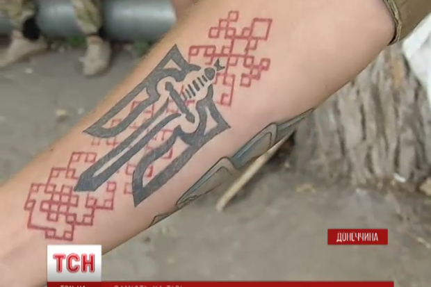 Бійці АТО роблять на згадку про війну татуювання.