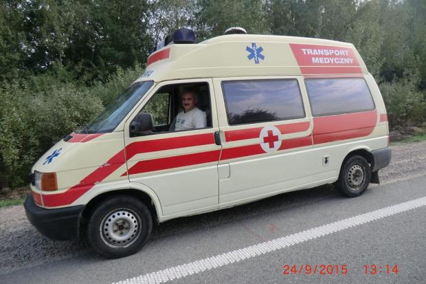 Зусиллями десятків людей вдалося придбати, укомплектувати та відправити "швидку" в зону АТО. | Фото: Громадськ