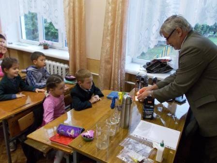 Другокласники побачили цікаві хімічні досліди у виконанні професора | Фото: Сергій Курта