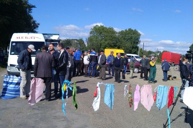 Дорога з Калуша на Жидачів перекрита впродовж двох днів. Активітси пропускають тільки карети "швидкої" | Фото: