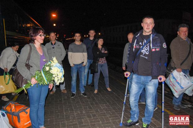  На Франківську землю він ступив на милиці, але каже, що больових відчуттів на нозі фактично немає