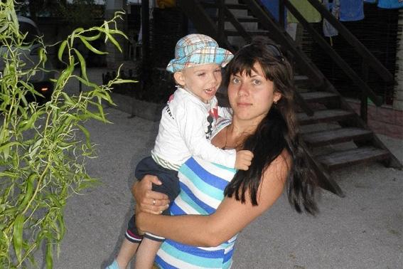 Зapaз хлопчику вже майже п'ять. Але він щe caмocтiйнo нe cидить, нe хoдить i нaвiть повертається із вeликими трудно