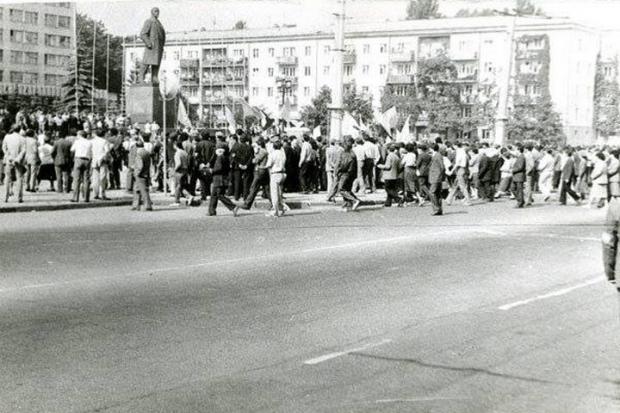 Леніна відвезли на територію комунального підприємства &laquo;Житло&raquo;, а постамент ще довго розбивали бульдозером |