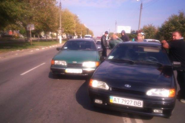 Водій ВАЗ-2115 заблокував рух "Форду" до приїзду інспекторів ДАІ | Фото: Ігор Мудрик