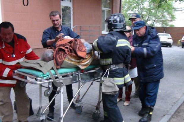 Чоловік, якого врятували пожежники, був у непритомному стані | Фото: Прес-служба управління ДСНС