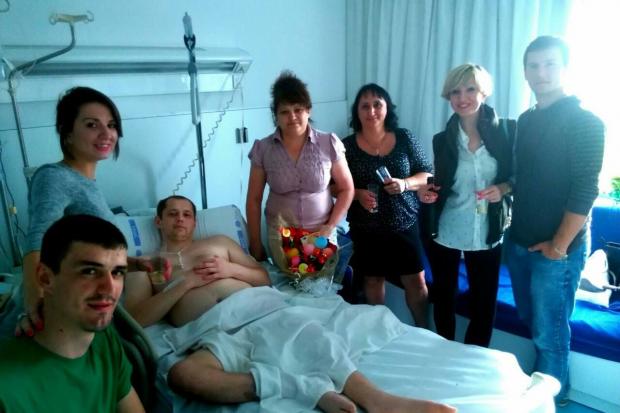 До пораненого калушанина щоразу приходять відвідувачі, яких сколихнула його історія | Фото: Врятувати воїна Олега Івахню