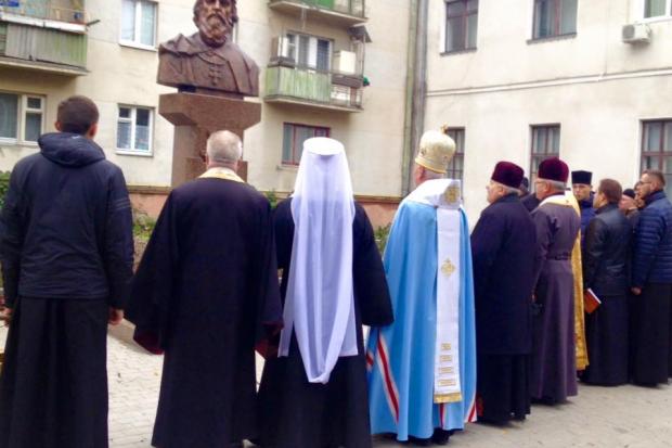 Погруддя, за традицією, освятили священнослужителі.  | Фото: Оля Білоус/facebook